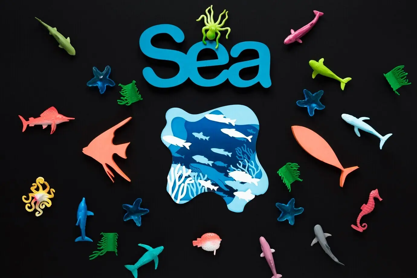 Draufsicht auf das Meer mit Fischen