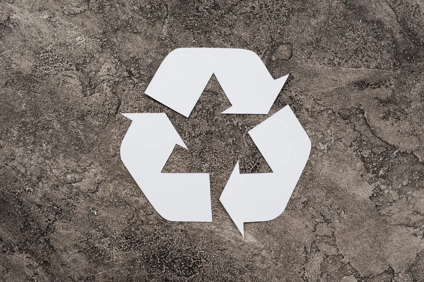 Weißes Recyclingsymbol auf schmutzigem Hintergrund
