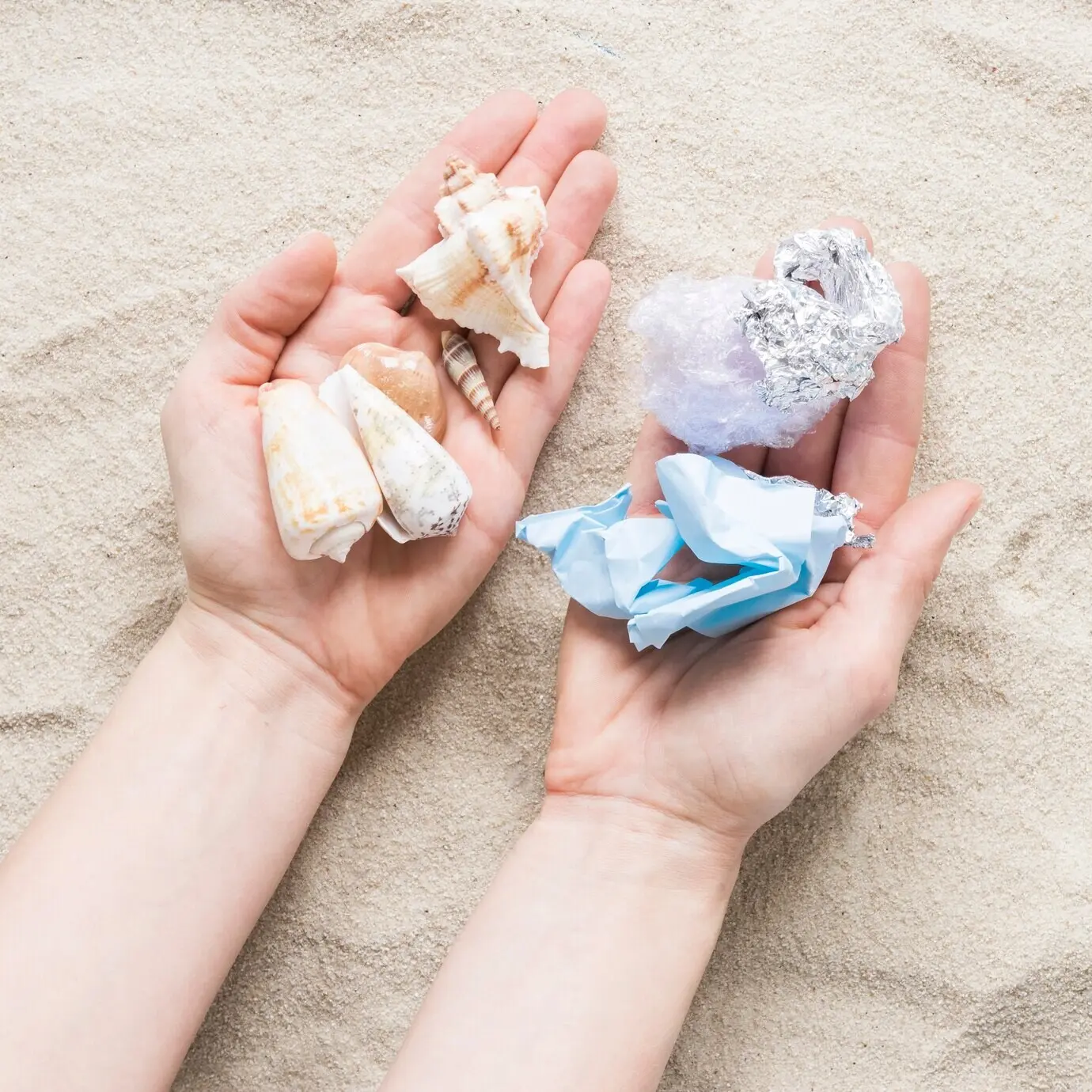 Draufsicht auf Hände, die Muscheln und Plastik halten.